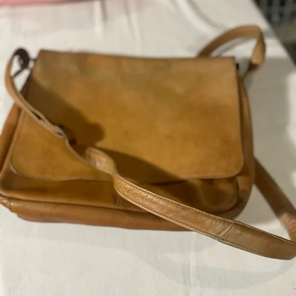 Classic Tan Leather Crossbody Messenger Bag - Picture 9 of 9